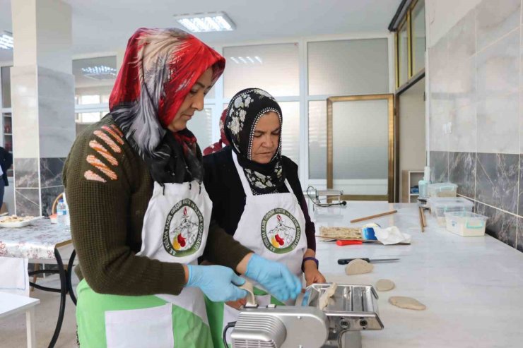 En lezzetli kışlık ürünler kadınların ellerinden