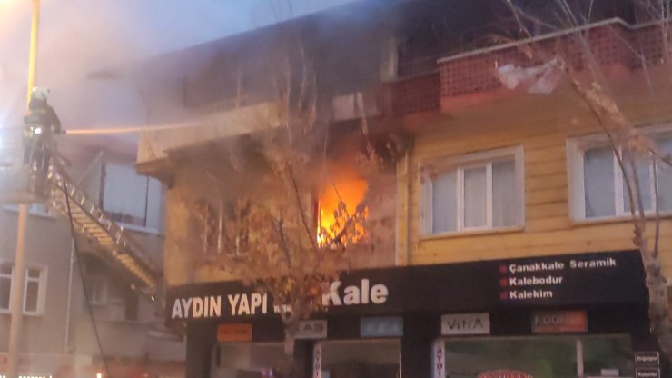 Yangında evde dumandan etkilenen 3 kişiyi itfaiye kurtardı