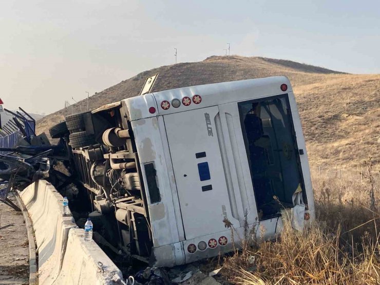 Ankara’da servis otobüsü devrildi: 2 yaralı