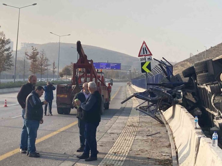 Ankara’da servis otobüsü devrildi: 2 yaralı