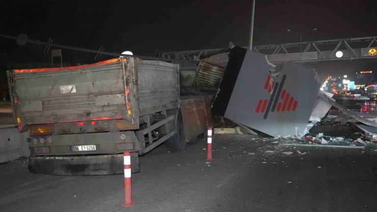 Trafo yüklü tır aydınlatma direğine çarptı: Baba ve oğlu yaralandı