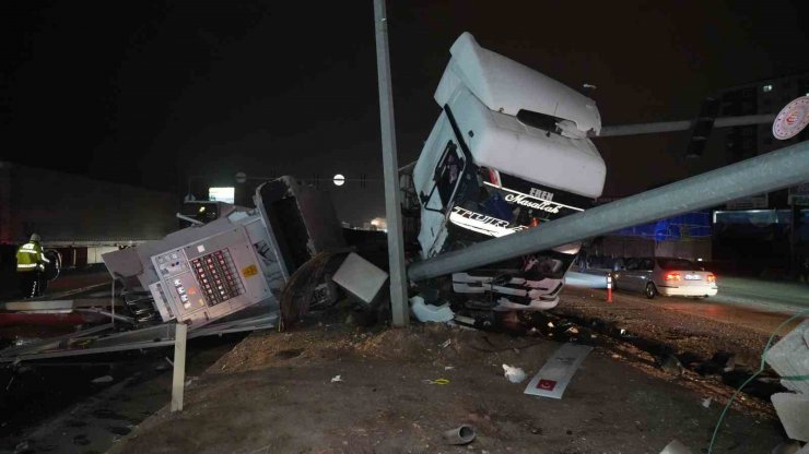 Trafo yüklü tır aydınlatma direğine çarptı: Baba ve oğlu yaralandı