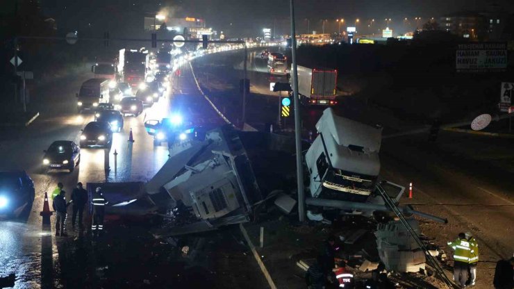 Trafo yüklü tır aydınlatma direğine çarptı: Baba ve oğlu yaralandı