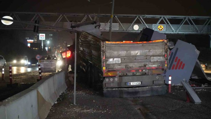 Trafo yüklü tır aydınlatma direğine çarptı: Baba ve oğlu yaralandı