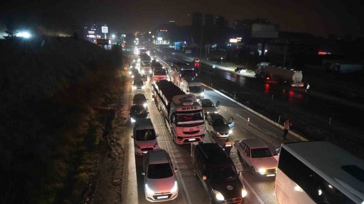 Trafo yüklü tır aydınlatma direğine çarptı: Baba ve oğlu yaralandı