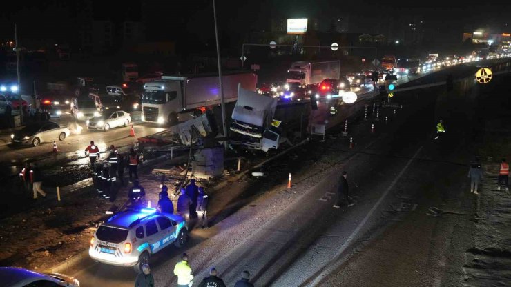 Trafo yüklü tır aydınlatma direğine çarptı: Baba ve oğlu yaralandı