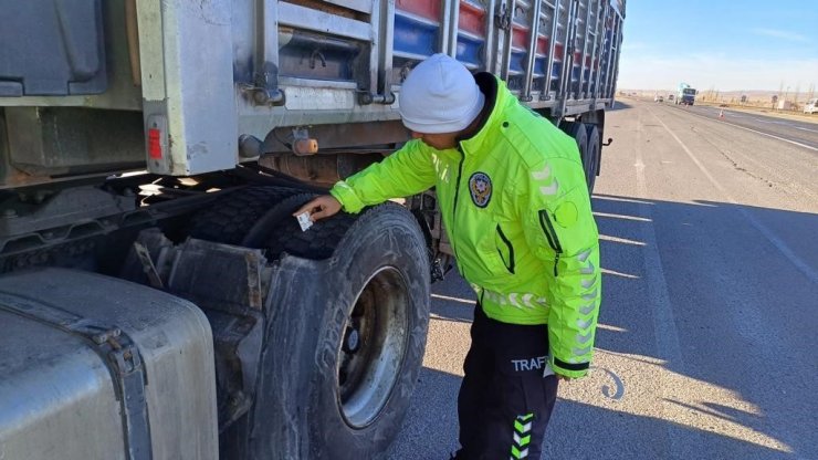 Niğde’de kış lastiği denetimlerinde 76 araca para cezası kesildi