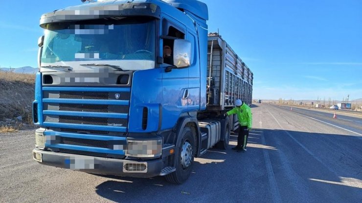 Niğde’de kış lastiği denetimlerinde 76 araca para cezası kesildi