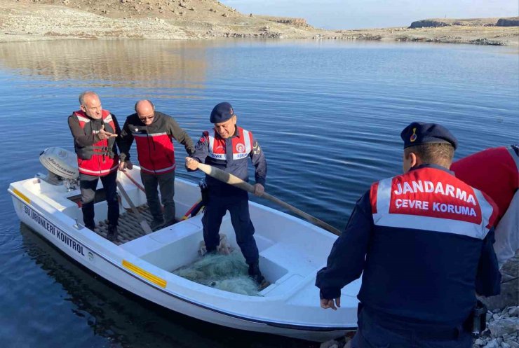 Jandarmadan tekneyle kaçak av denetimi