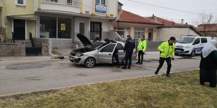 Seyir halindeki otomobilin motor kısmı yandı