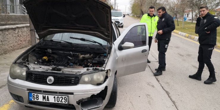 Seyir halindeki otomobilin motor kısmı yandı