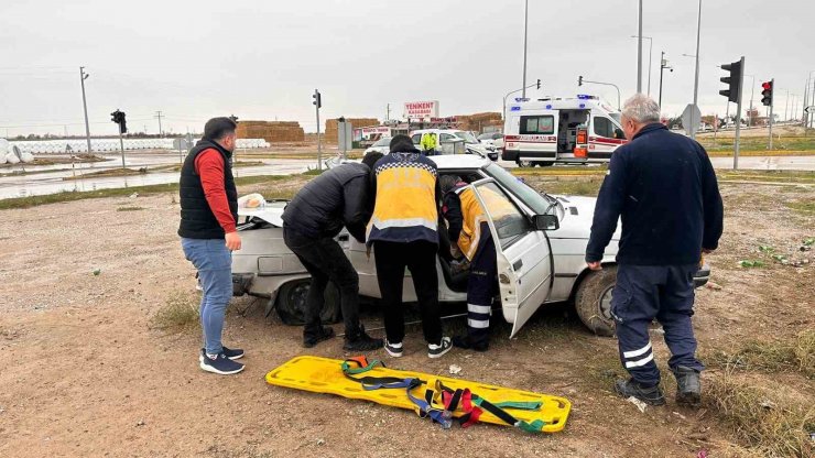 Takla atıp hurdaya dönen otomobilden hafif sıyrıklarla kurtuldu