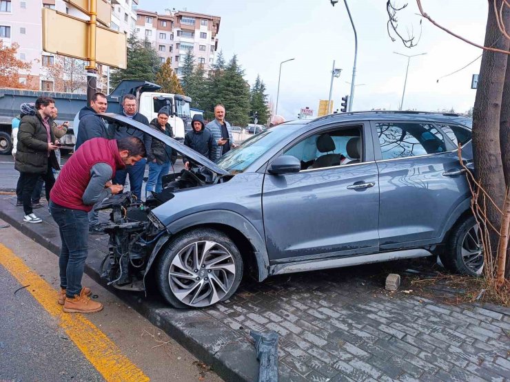 Ankara’da trafik kazası sonrası araçta yangın çıktı: 2 yaralı