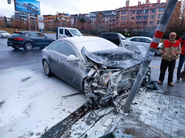 Ankara’da trafik kazası sonrası araçta yangın çıktı: 2 yaralı