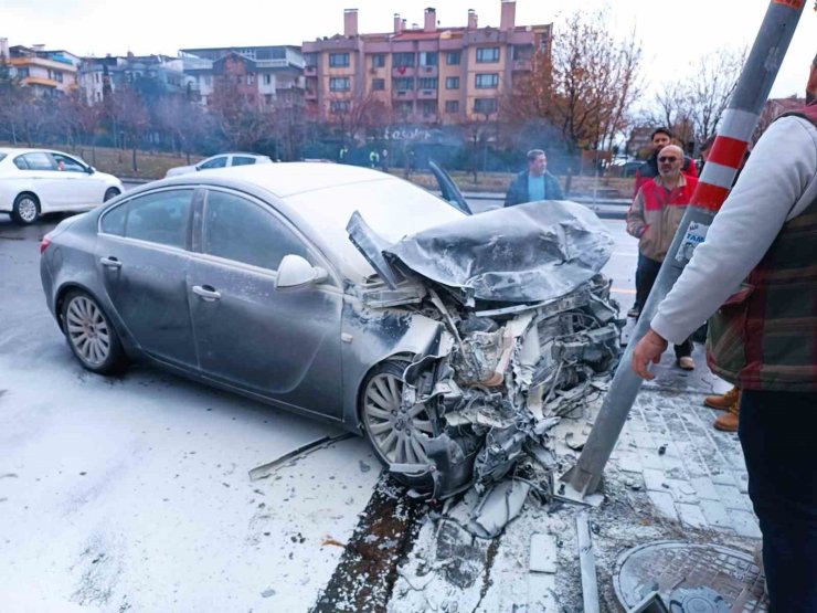 Ankara’da trafik kazası sonrası araçta yangın çıktı: 2 yaralı