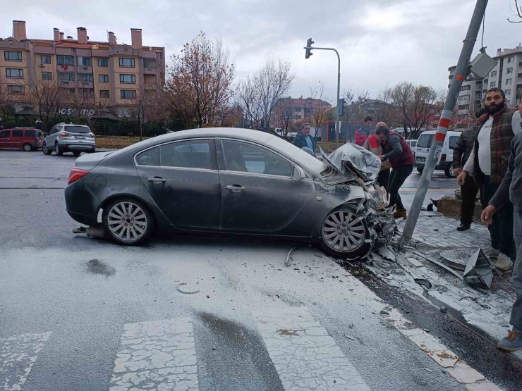 Ankara’da trafik kazası sonrası araçta yangın çıktı: 2 yaralı