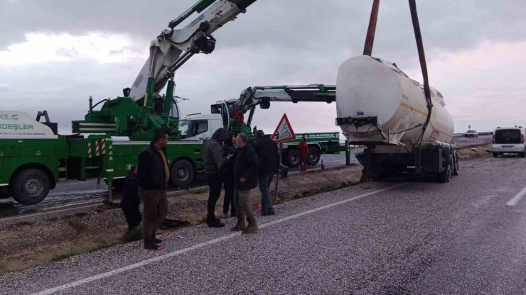 Mazot yüklü tanker ile tır çarpıştı: 1 yaralı