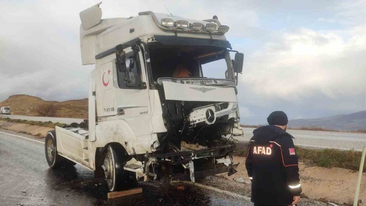 Mazot yüklü tanker ile tır çarpıştı: 1 yaralı