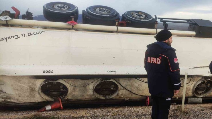 Mazot yüklü tanker ile tır çarpıştı: 1 yaralı