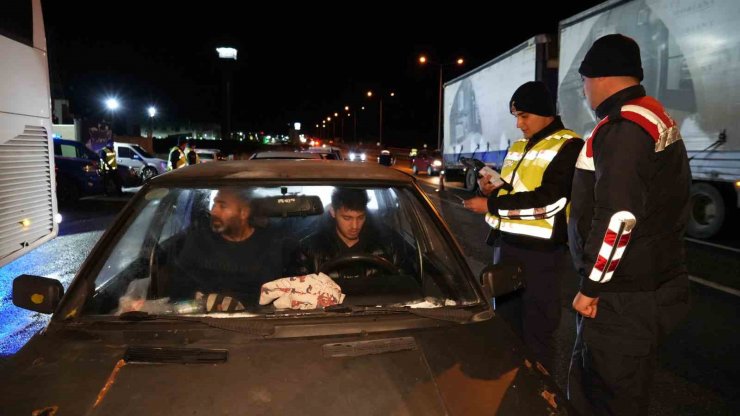 43 ilin geçiş noktasında kış lastiği denetimleri sürüyor: Araçlar tek tek kontrol ediliyor