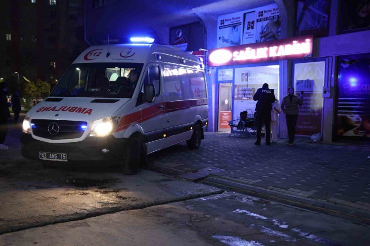 Bıçakla yaralanan genç kız ambulansa alınırken yakınlarına el salladı