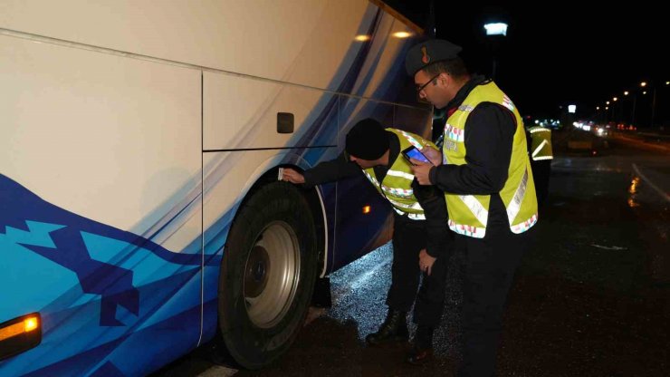 43 ilin geçiş noktasında kış lastiği denetimleri sürüyor: Araçlar tek tek kontrol ediliyor