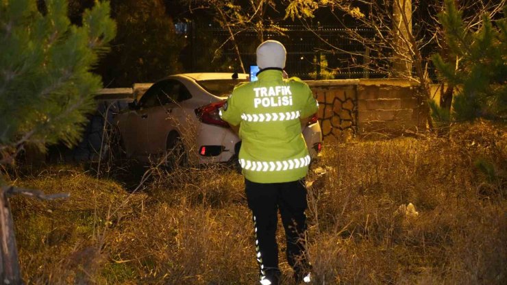 Kaza yapan sürücü otomobilini terk ederek kayıplara karıştı