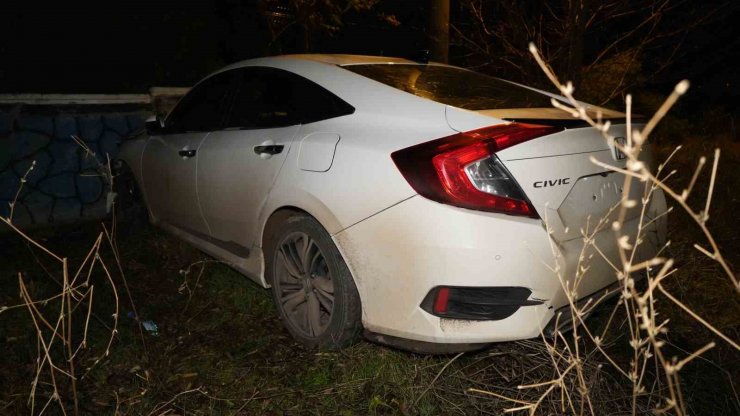 Kaza yapan sürücü otomobilini terk ederek kayıplara karıştı