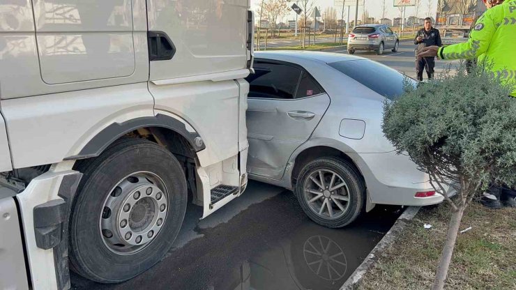 Tırın önünde sürüklenen otomobildeki 3 kişi yaralandı