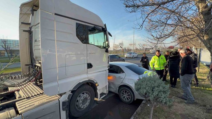 Tırın önünde sürüklenen otomobildeki 3 kişi yaralandı