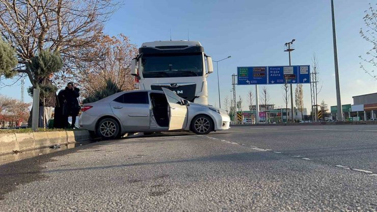 Tırın önünde sürüklenen otomobildeki 3 kişi yaralandı