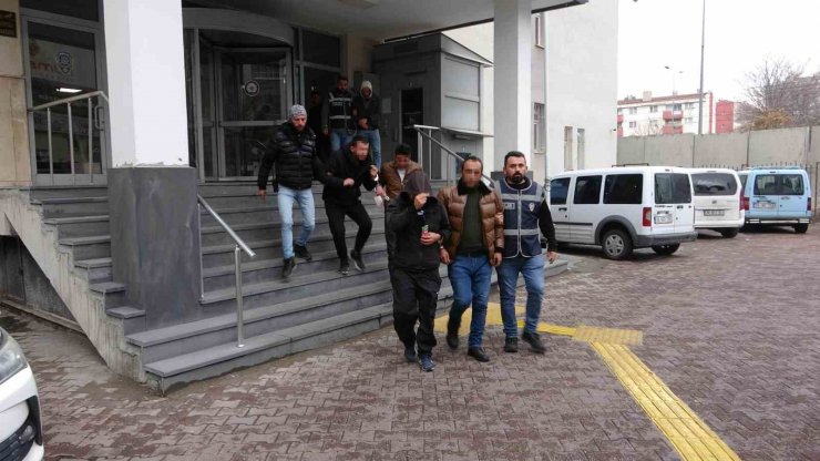 Aranan şahıslara 69 polis ekiple operasyon: 9 gözaltı