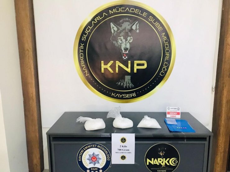 Kayseri polisinden uyuşturucuya geçit yok: Şüpheli araçtan 2 kilo 700 gram uyuşturucu çıktı