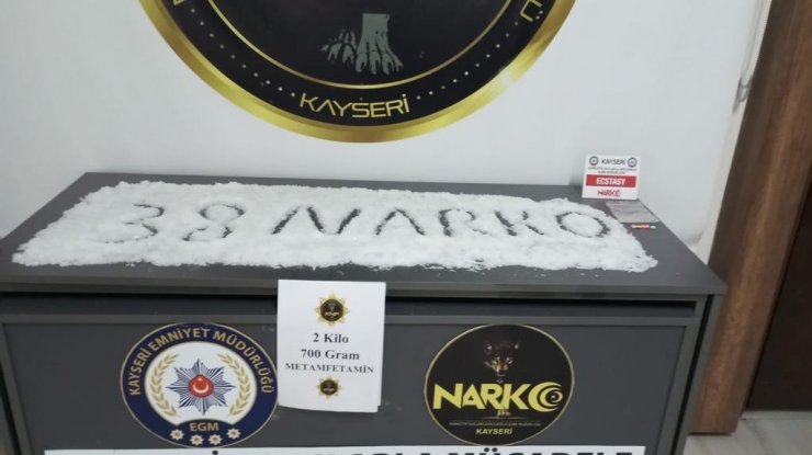 Kayseri polisinden uyuşturucuya geçit yok: Şüpheli araçtan 2 kilo 700 gram uyuşturucu çıktı