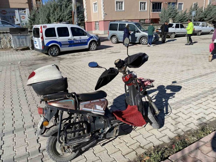 Sipariş götüren motorlu kurye hafif ticari araçla çarpıştı