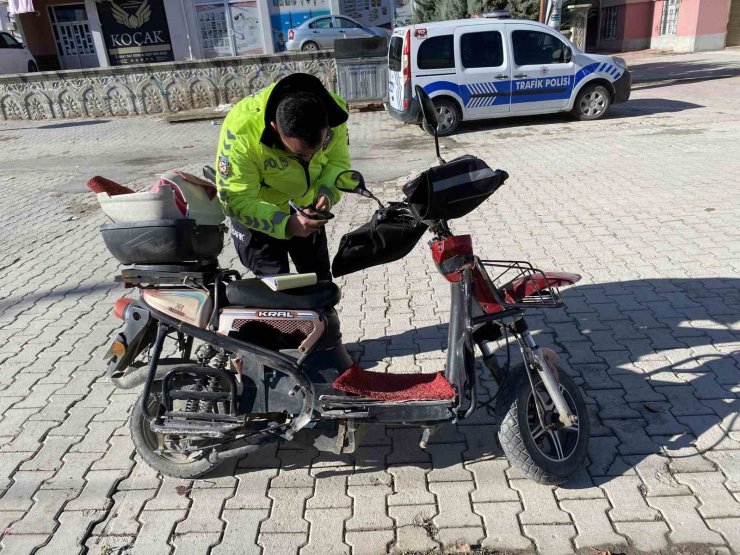 Sipariş götüren motorlu kurye hafif ticari araçla çarpıştı