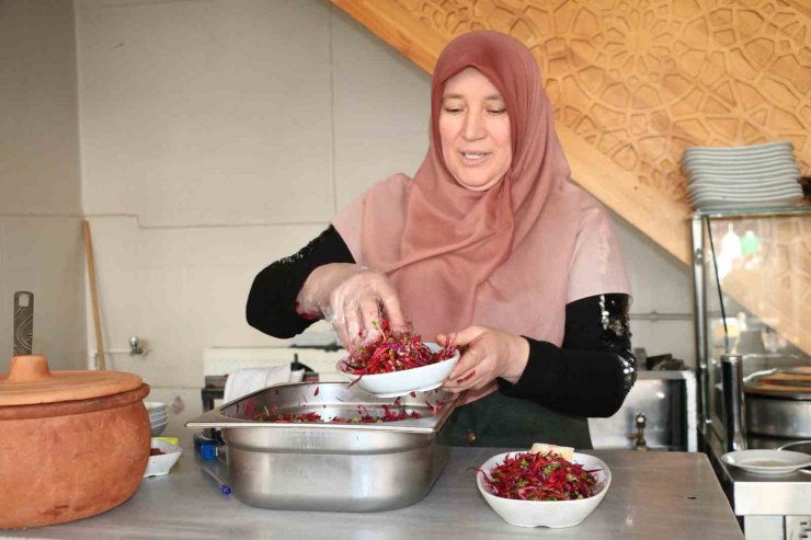 Evini satarak kurduğu iş, hemcinslerine ekmek kapısı oldu