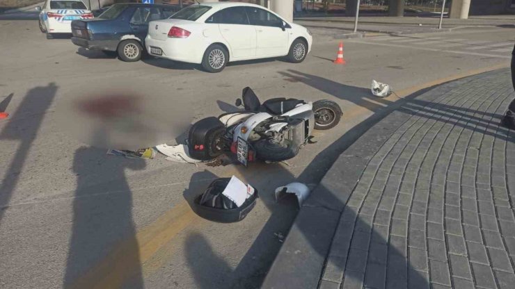 Başkentte hafif ticari araç ile çarpışan motosikletli kurye hayatını kaybetti