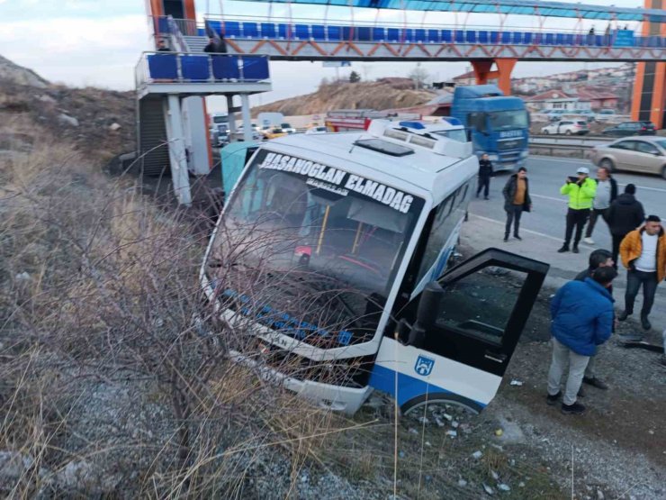 Ankara’da midibüs ile otomobil çarpıştı: 20 yaralı