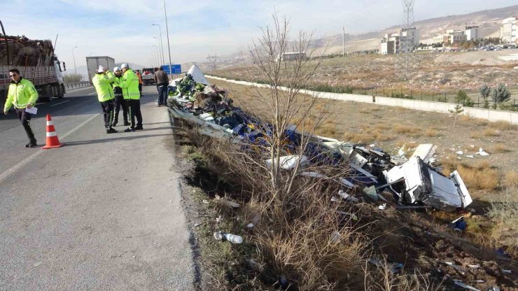 Otomobille çarpışan meyve yüklü tır şarampole devrildi