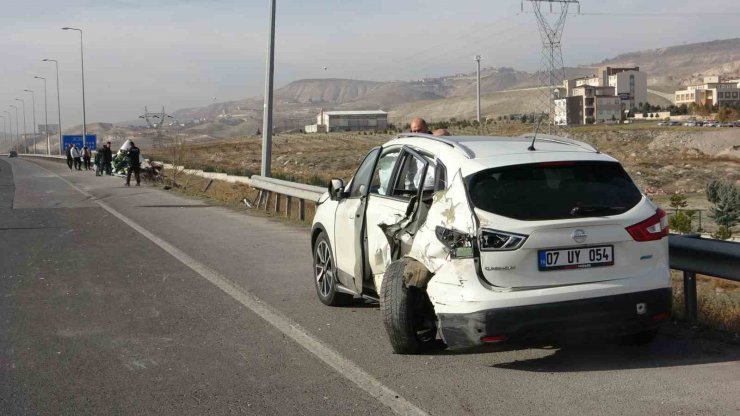 Otomobille çarpışan meyve yüklü tır şarampole devrildi