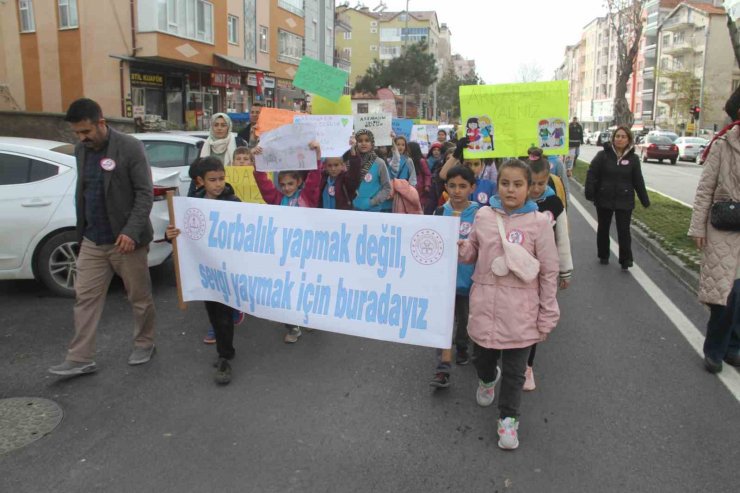 Konya’da öğrenciler akran zorbalığına dikkat çekmek için yürüdü