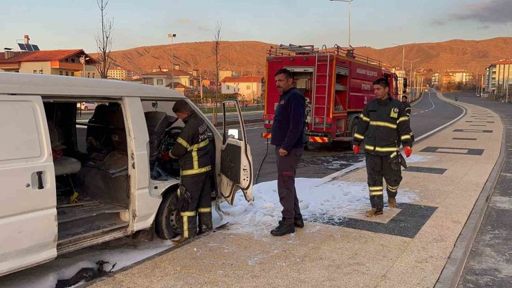 Aksaray’da seyir halindeki kamyonet yandı