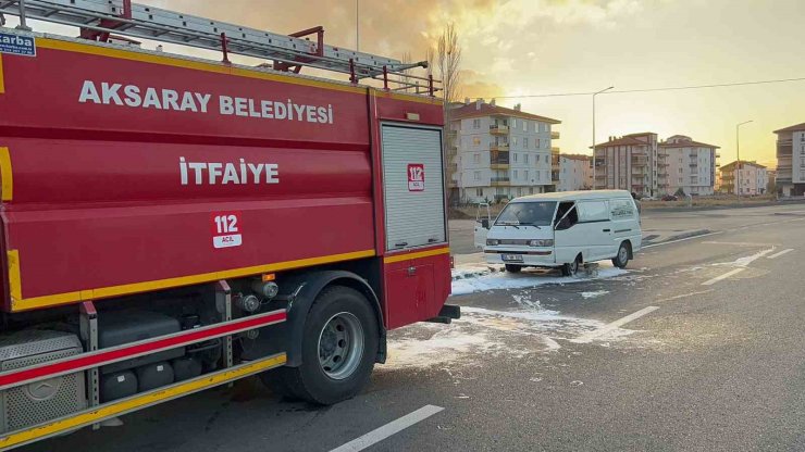 Aksaray’da seyir halindeki kamyonet yandı