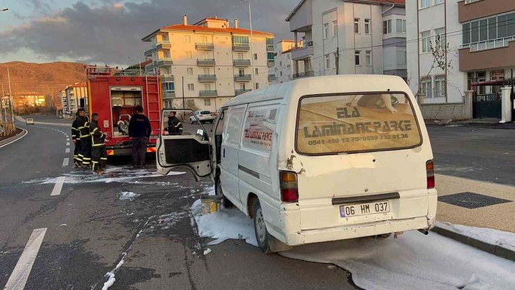 Aksaray’da seyir halindeki kamyonet yandı