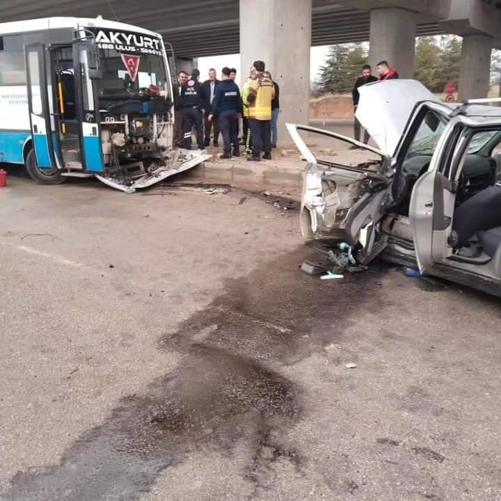 Ankara’da halk otobüsü ile otomobil çarpıştı: 4 yaralı