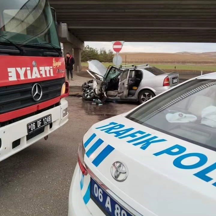 Ankara’da halk otobüsü ile otomobil çarpıştı: 4 yaralı