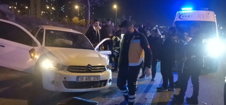 Kayseri’de feci kaza: Araçta sıkışan şoförü ekipler çıkardı