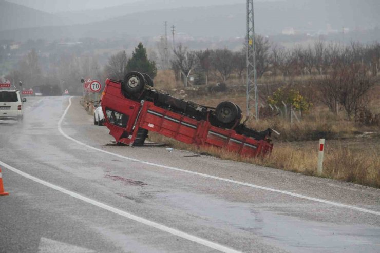 Devrilen ambulanstakilere yardım etmek isterken kaza yaptılar: 6 yaralı