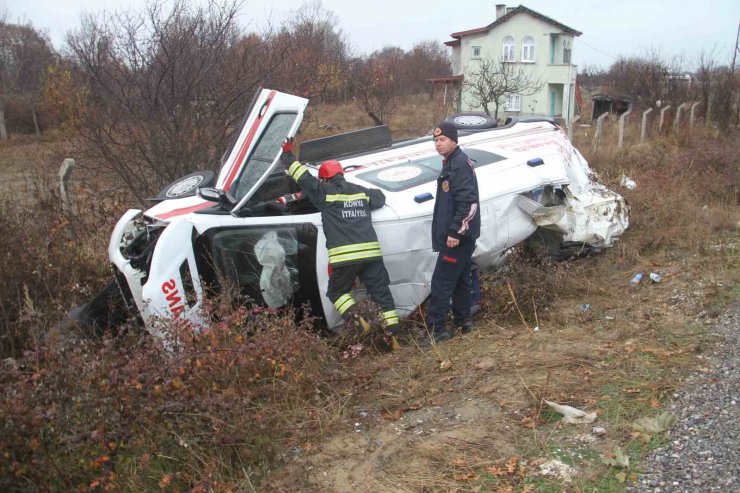 Devrilen ambulanstakilere yardım etmek isterken kaza yaptılar: 6 yaralı